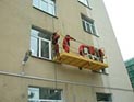 Упавшая строительная люлька перебила газовую трубу московской девятиэтажки