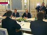 Телеканал сообщил, что Путин, который всегда отличался разговорчивостью и хорошим чувством юмора, был на этот раз печален и молчалив. Он заключил около десяти соглашений с Азаровым. Затем неожиданно формат конференции сузился