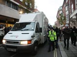 Именно Воэн Смит является поручителем интернет-активиста. В случае освобождения Ассанж станет носить на себе электронный браслет и обязан будет ежедневно отмечаться в полиции