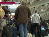 Тысячи людей застряли в залах ожидания, превратившихся в импровизированные "лагеря для беженцев". По прогнозам синоптиков, непогода продлится в Европе до конца недели