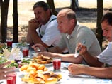 Премьер-министр Владимир Путин осмотрел пшеничное поле ЗАО "Фирма"Агрокомплекс", 3 июля 2009 года