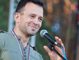 Он (Якеменко) жестом показал: "этого - так, а этого - вот так". Команду его люди поняли совершенно однозначно: вывели нас на улицу, Яшина повалили в сугроб, стали бить