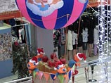 Речь идет о корзине на воздушных шарах с большими игрушечными муравьями, которая висела в вестибюле на высоте 15-20 метров. По некоторым оценкам, игрушка весом в 70 килограмм упала прямо на пострадавшую - возможно, у нее перелом позвоночника