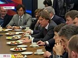 Премьер высказал также свое отношение к критике партии власти, председателем которой является. Путин отметил, что относится к критике спокойно, считает ее отчасти обоснованной, "потому что с властью связаны и злоупотребления, и неточные действия, и ошибки