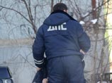 Один из стражей порядка падает на колени и в таком виде обнимает товарища, который, видимо, старается поднять коллегу