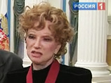 Народная артистка СССР поскользнулась возле подъезда в доме в Трехпрудном переулке. Упала она так неудачно, что сломала шейку бедра