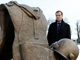 По пути из аэропорта президент заехал на кладбище в Беслан, где возложил цветы к монументам жертвам теракта в 2004 году и сотрудникам спецназа, погибшим при освобождении заложников
