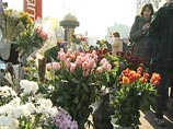 "Таким образом, россияне будут отдыхать три дня подряд: 7,8 и 9 марта. Однако перед этим всех трудящихся в РФ ожидает продленная шестидневная рабочая неделя", - отметили в Ростуде