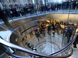 Продажи гаджета в фирменном магазине Apple на Пятой авеню в Нью-Йорке начались в пятницу вечером