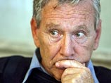 Всемирно известный израильский писатель Амос Оз, лауреат государственной премии Израиля, передал подарок лидеру палестинской террористической организации "Танзим" Маруану Баргути