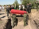 Власти утверждают, что для погребения неправильно оформлены документы, но сообщили об этом поисковикам не заранее, а прямо во время траурной церемонии перезахоронения