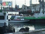 В результате столкновения экипаж и пассажиры катера и один человек с сухогруза оказались в воде. Десять человек спасли экипажи находившихся рядом судов