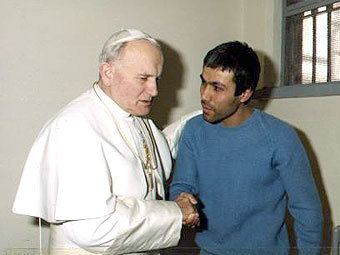 Иоанн Павел II и Мехмет Али Агджа в итальянской тюрьме в 1983 году, фото Reuters