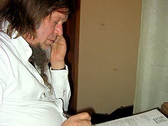 Борис Гребенщиков подписывает петицию. Фото предоставлено Amnesty International