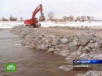 Забор проб воды в реке Амур, кадр Первого канала  