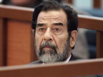 Саддам Хусейн в зале суда. Фото Reuters