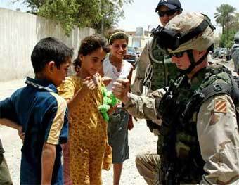 Американские солдаты общаются с иракскими детьми. Фото Reuters, архив