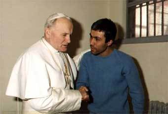 Иоанн Павел II и Мехмет Али Агджа. Фото Reuters