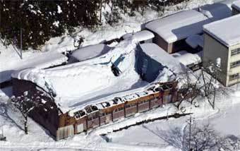 Последствия снегопада в японской префектуре Ямагата. Фото Reuters