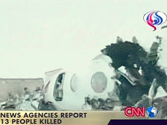 Обломки самолета Falcon. Кадр иранской телекомпании, переданный CNN