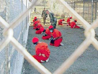 Заключенные на базе Гуантанамо. Фото Reuters 