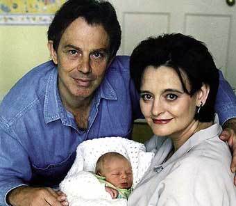 Тони Блэр с женой и ребенком, фото с сайта guardian.co.uk