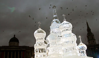 Ледяная скульптура храма Василия Блаженного в Лондоне