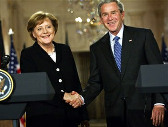 Ангела Меркель (слева) и Джордж Буш на совместной пресс-конференции в Вашингтоне. Фото AFP