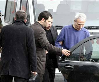Мехмет Али Агджа (справа) садится в автомобиль у стен тюрьмы в Стамбуле. Фото AFP