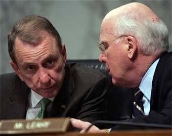 Сенатор, председатель юридического комитета Сената США Арлен Спектер (слева). Фото AFP