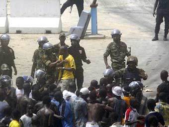 Столкновения демонстрантов с полицией в Абиджане, фото AFP