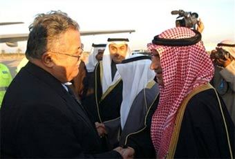 Президент Ирака Джалал Талабани в Кувейте (слева). Фото AFP