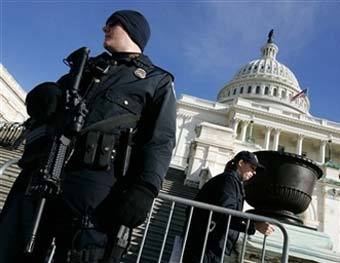 Полицейские у здания Капитолия в Вашингтоне. Фото AFP