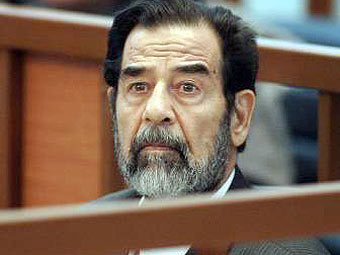 Саддам Хусейн в зале суда. Фото Reuters 