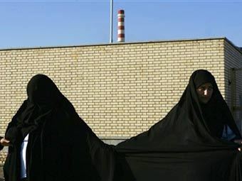 "Живая цепь" около ядерного объекта в Исфахане. Фото AFP 