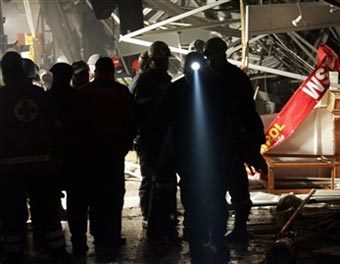 Спасатели на месте происшествия. Фото AFP