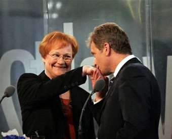 Саули Ниинисто поздравляет Тарью Халонен с победой во втором туре выборов. Фото AFP