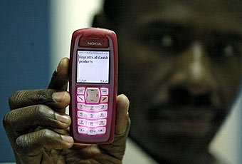 Саудовец держит телефон с сообщением, призывающим бойкотировать датские товары. Фото AFP