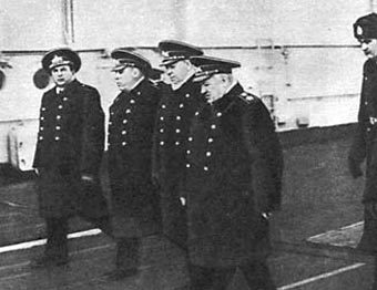Главнокомандующий ВМФ адмирал флота Горшков (третий слева) на борту боевого корабля. 1975 год. Фото с сайта militera.lib.ru