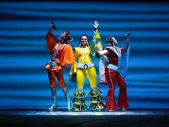 Сцена из мюзикла "Mamma Mia!". Кадр с сайта musical-in.de Сцена из мюзикла "Mamma Mia!". Кадр с сайта musical-in.de
