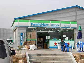  FamilyMart.   Mimura   wikipedia.org 