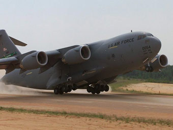  C-17 Globemaster III.    aviationearth.com