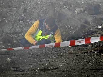 Полицейский осматривает место взрыва в Стране Басков. Архивное Фото ©AFP