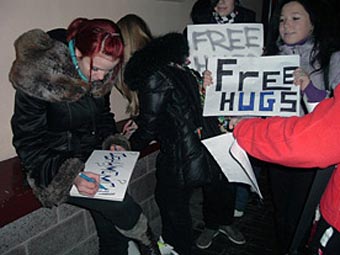  Free Hugs.    freehugscampaign.org