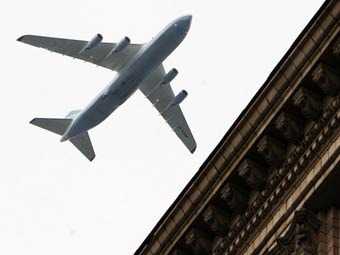 Транспортный самолет на параде в Киеве. Архивное фото Ярослава Дебелого для "Ленты.Ру"