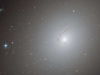  NGC 4696.  ESA/Hubble/NASA