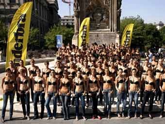 Одна из рекламных акции компании Wonderbra. Фото ©AFP