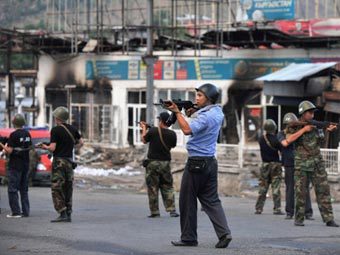 Полиция патрулирует улицы во время июньских беспорядков 2010 года. Фото ©AFP, архив