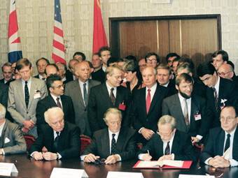   "  "   12  1990 .  ©AFP, 