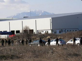 Оцепление около фабрики Helesi, 1 марта 2012 года. Фото ©AFP
